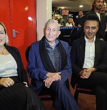 tiyatro-efsanesinden-rekor-haldun-dormen-98-yasinda-yonetmen-koltugunda