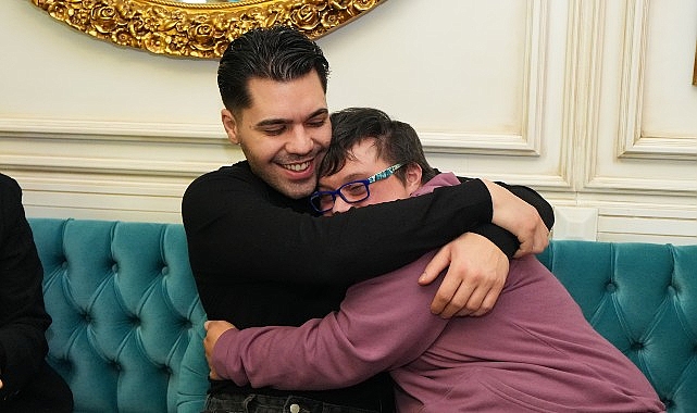 sanatci-emir-can-igrek-uskudar-tebessum-kahvesini-ziyaret-etti