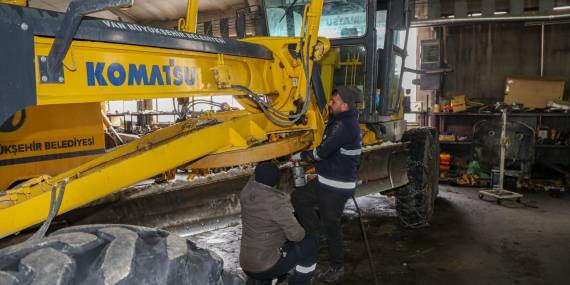 Van’da karla mücadele için ekipler çalısıyor