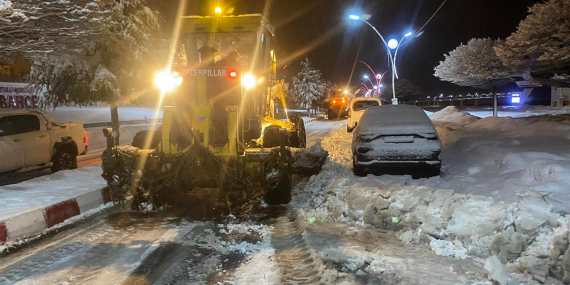 Van Büyükşehir Belediyesi ekipleri’nin karla mücadelesi