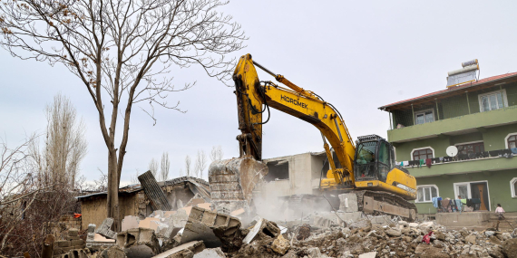 Hatuniye Caddesi’nde yıkım çalışması