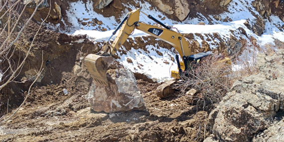Van’da yola düşen kayalar kaldırılıyor
