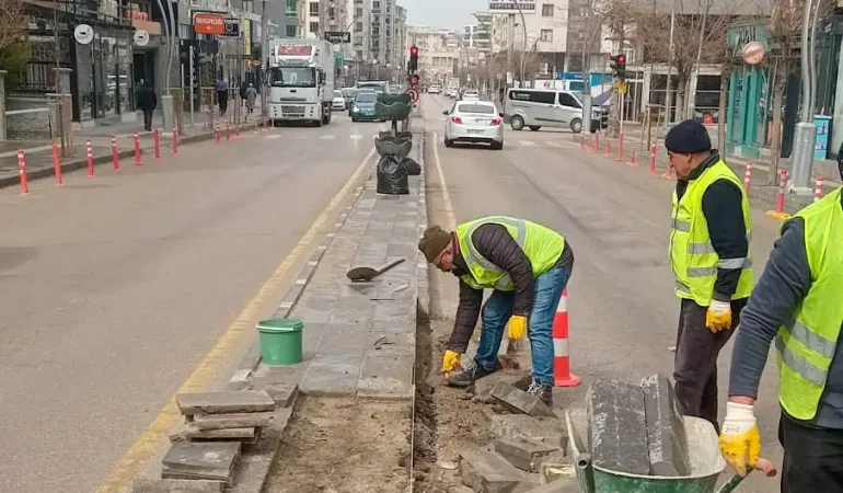 Van’da Ana Arterlerde Kaldırım ve Yaya Yolları Yenileniyor