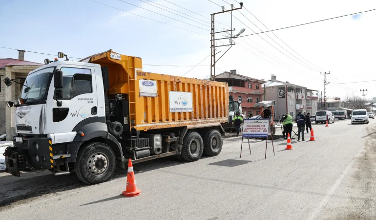 Van’da Kış Sonrası Bozulan Yollar Onarılıyor